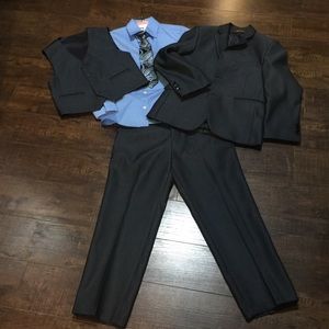 ⬇️PRICE DROP Dark blue/gray boys 5 piece suit Sz 6
